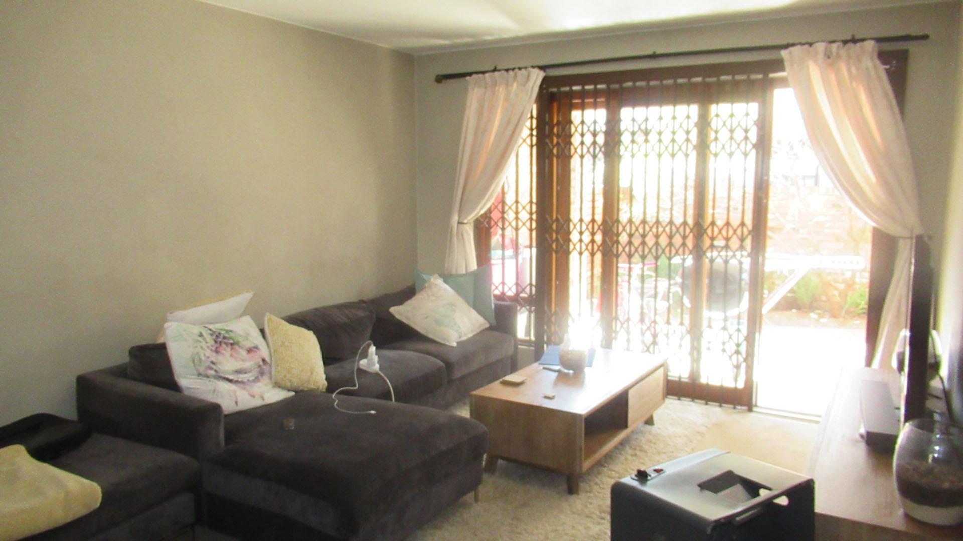 Lounges - 17 square meters of property in Vorna Valley