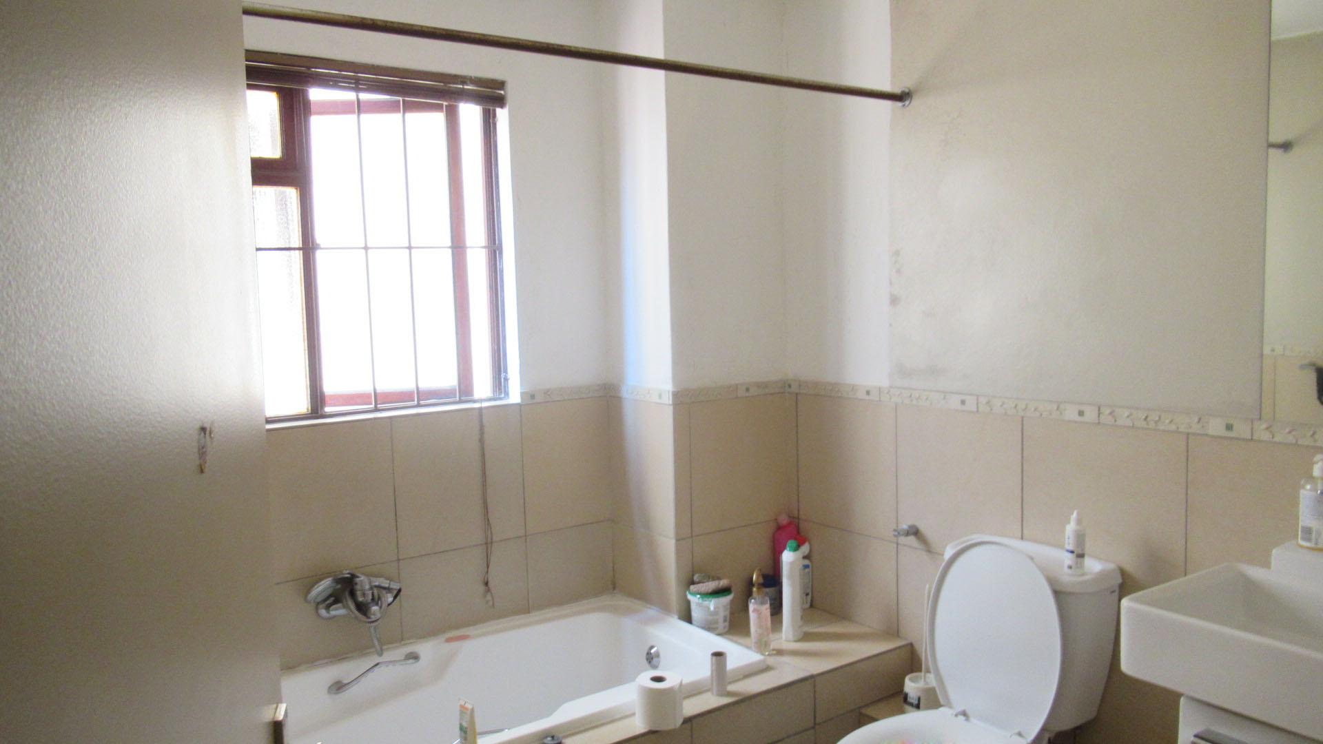 Bathroom 1 - 7 square meters of property in Vorna Valley