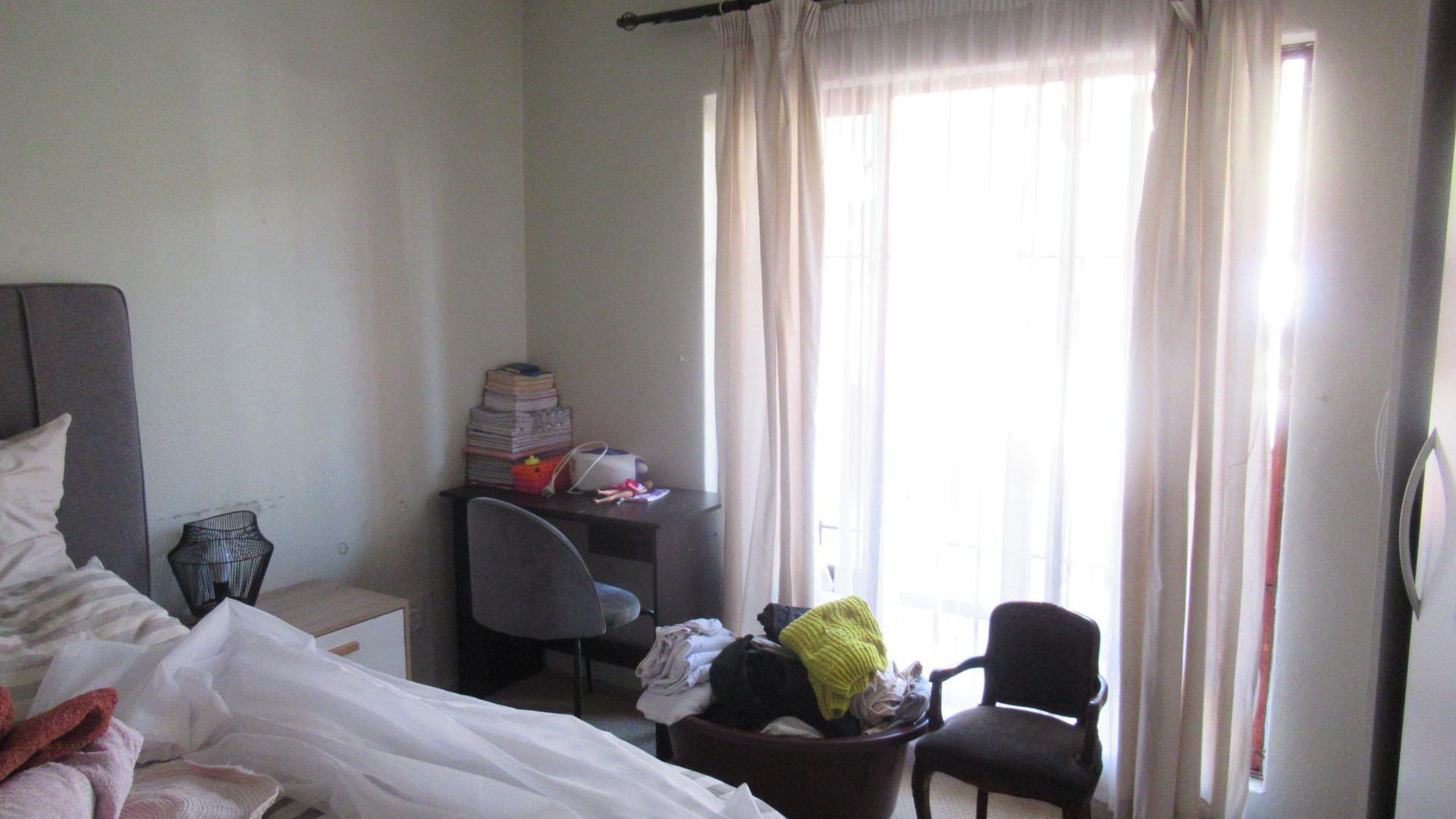 Bed Room 1 - 15 square meters of property in Vorna Valley