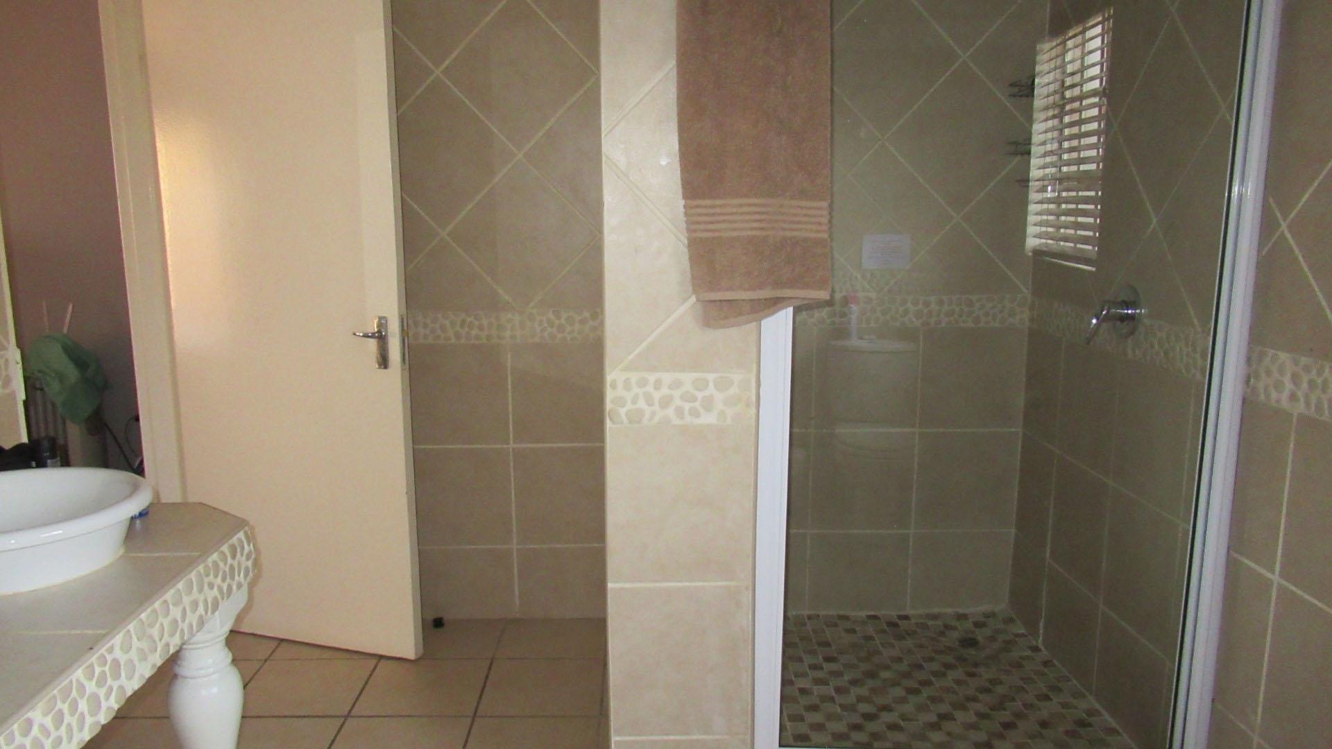 Bathroom 3+ of property in Benoni