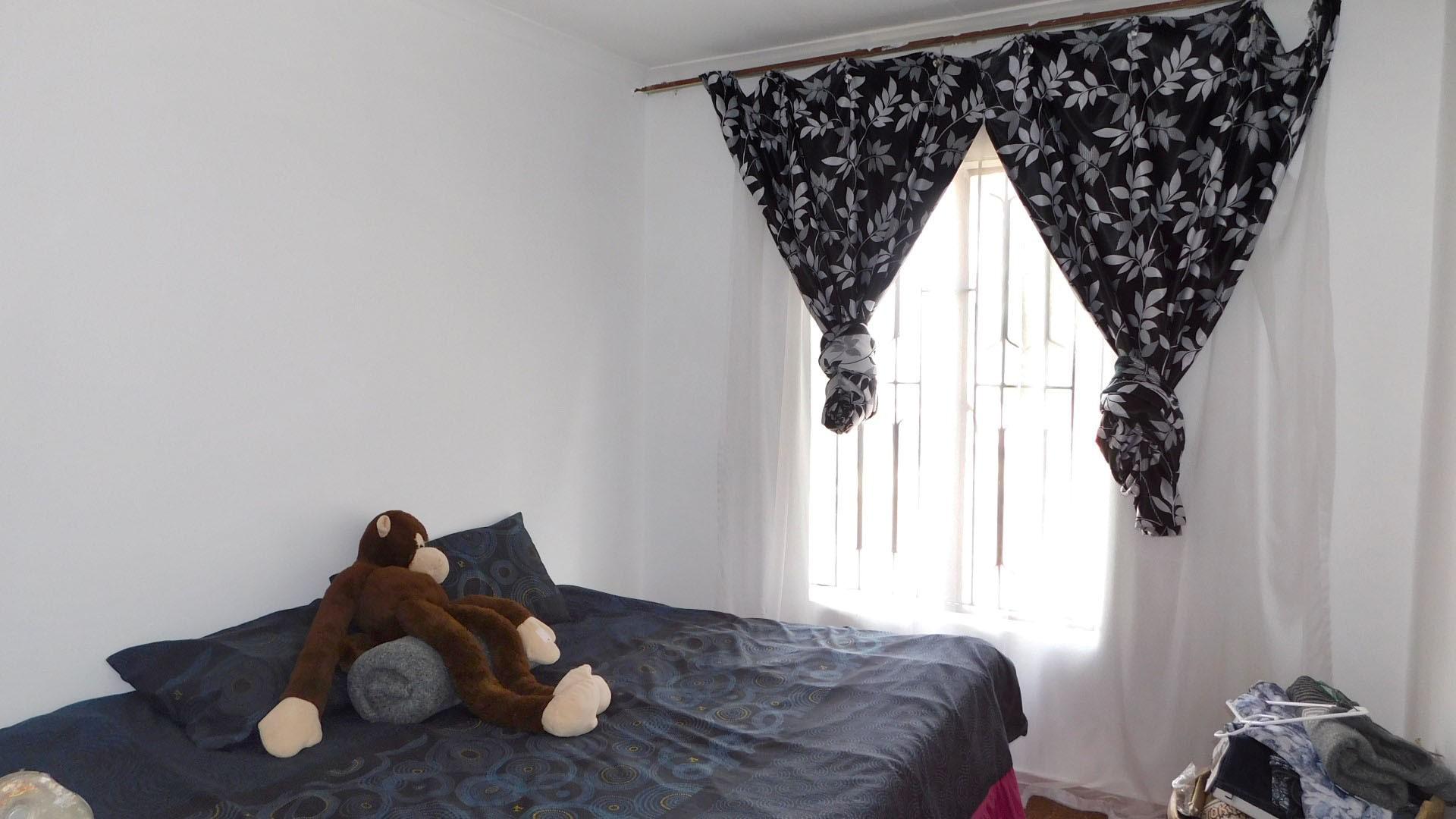 Bed Room 1 - 8 square meters of property in Panorama Gardens