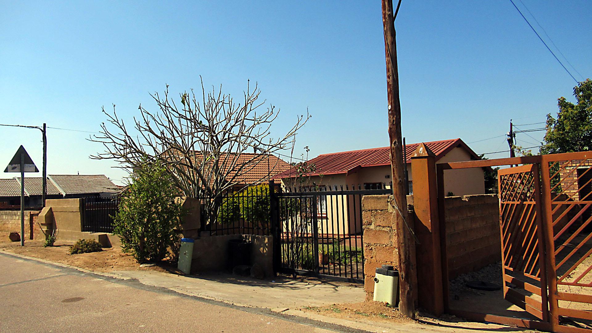 Front View of property in Soshanguve