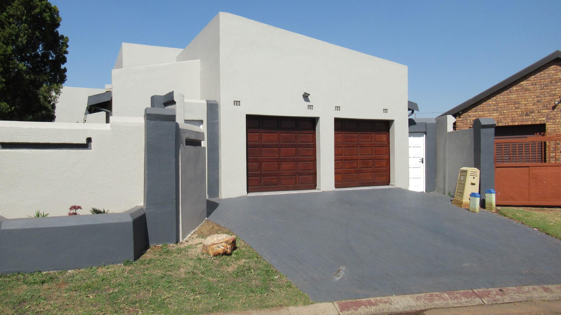 Front View of property in Spruitview