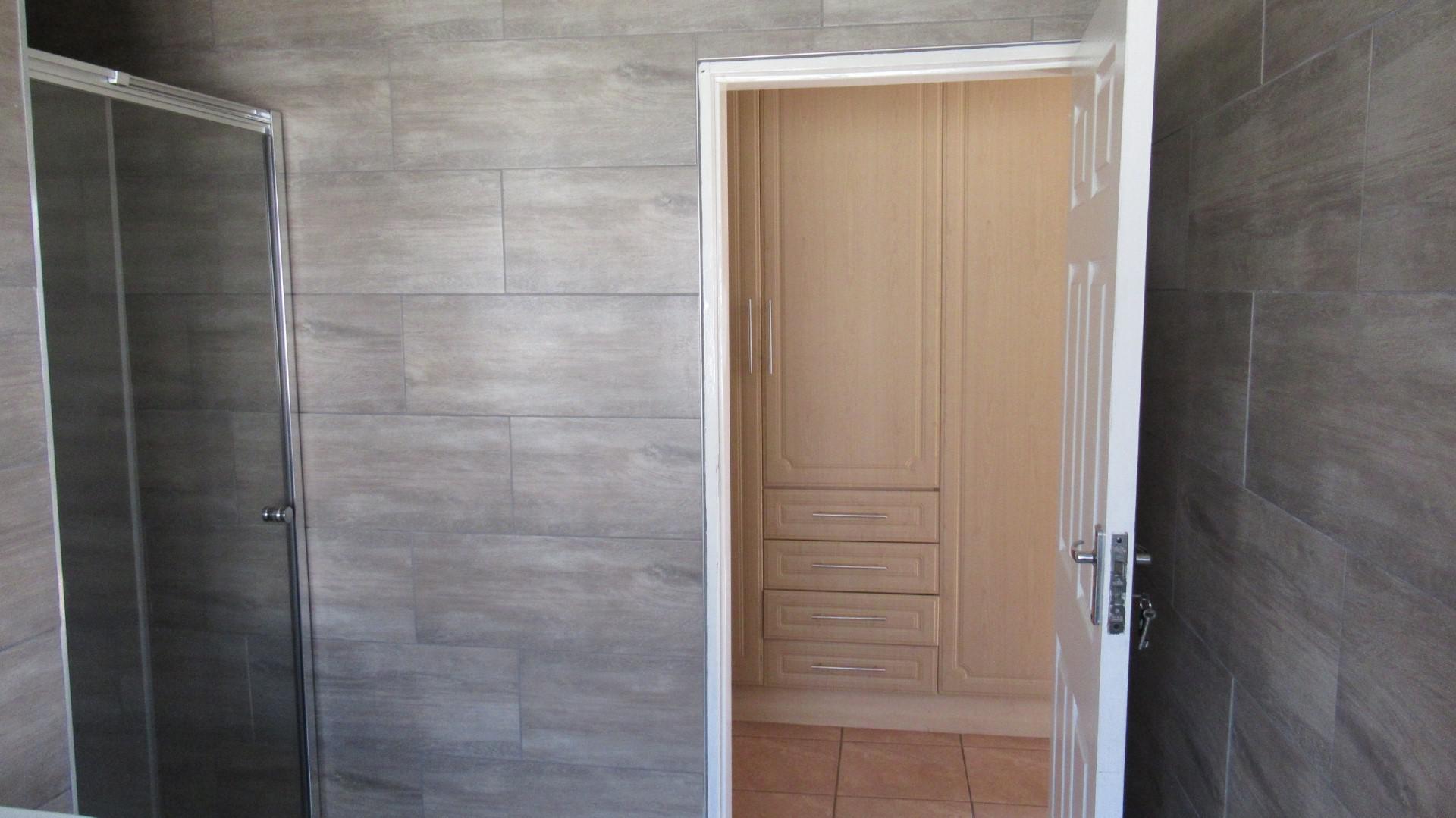 Main Bathroom - 10 square meters of property in Spruitview