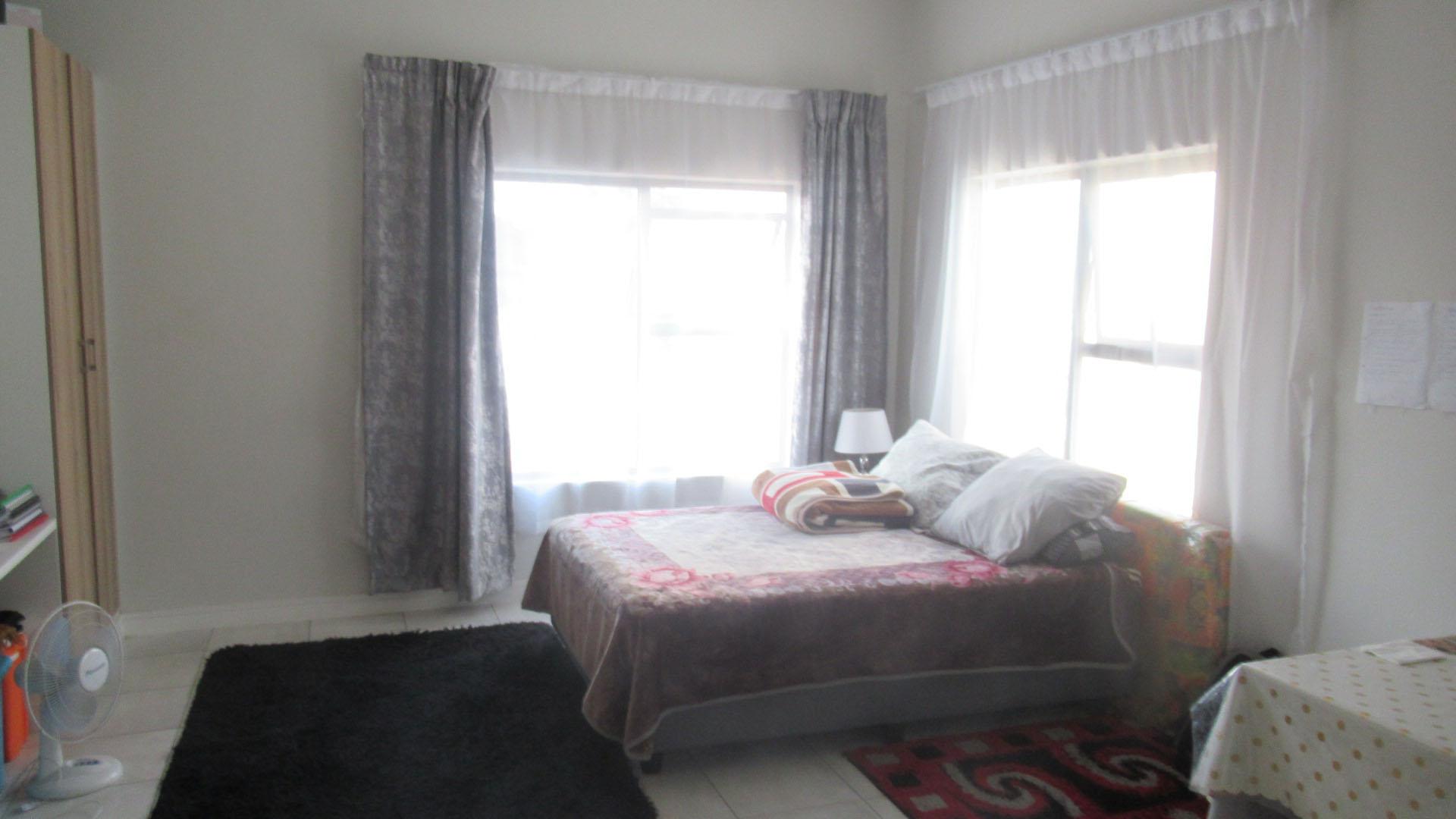 Bed Room 1 of property in Glen Erasmia Boulevard