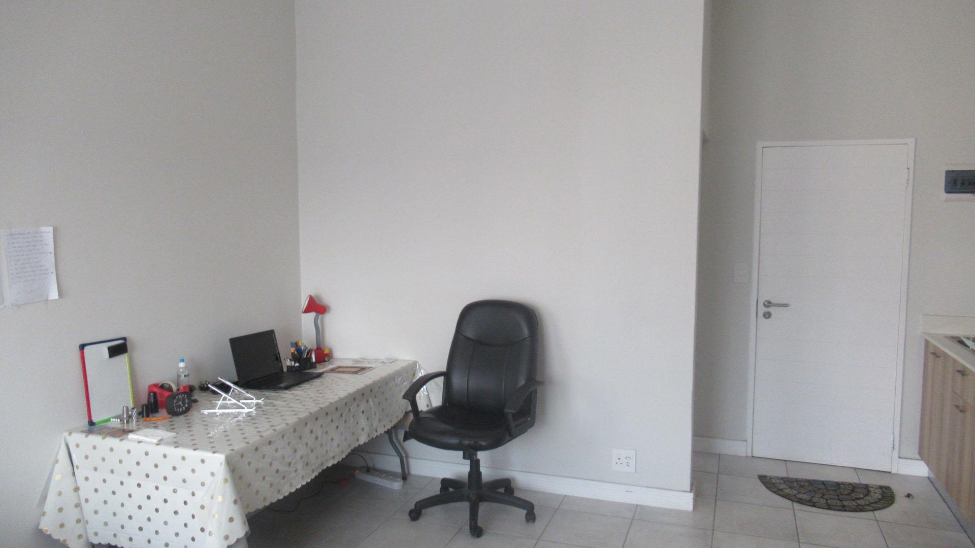 Bed Room 1 of property in Glen Erasmia Boulevard