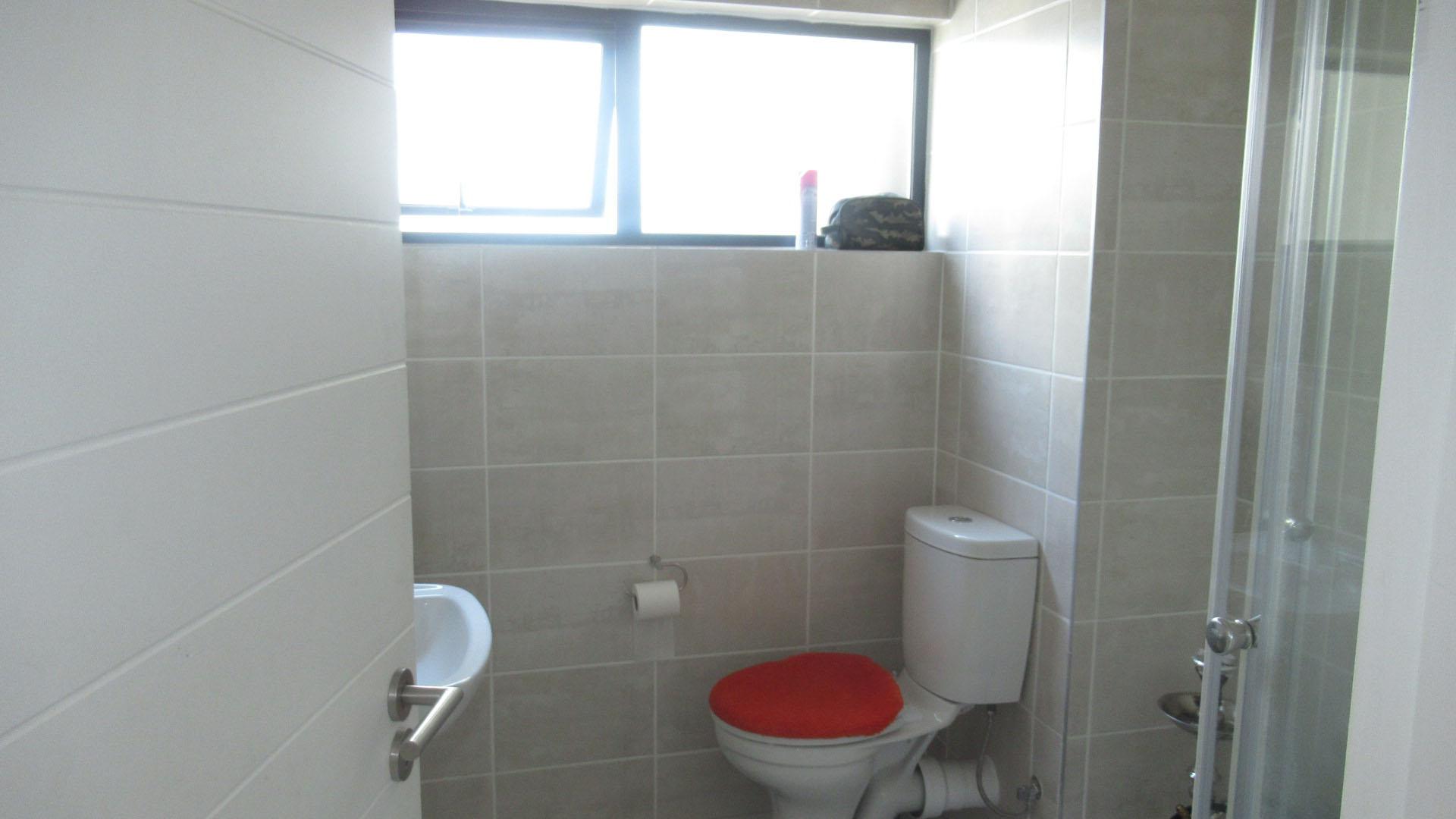 Bathroom 1 - 5 square meters of property in Glen Erasmia Boulevard