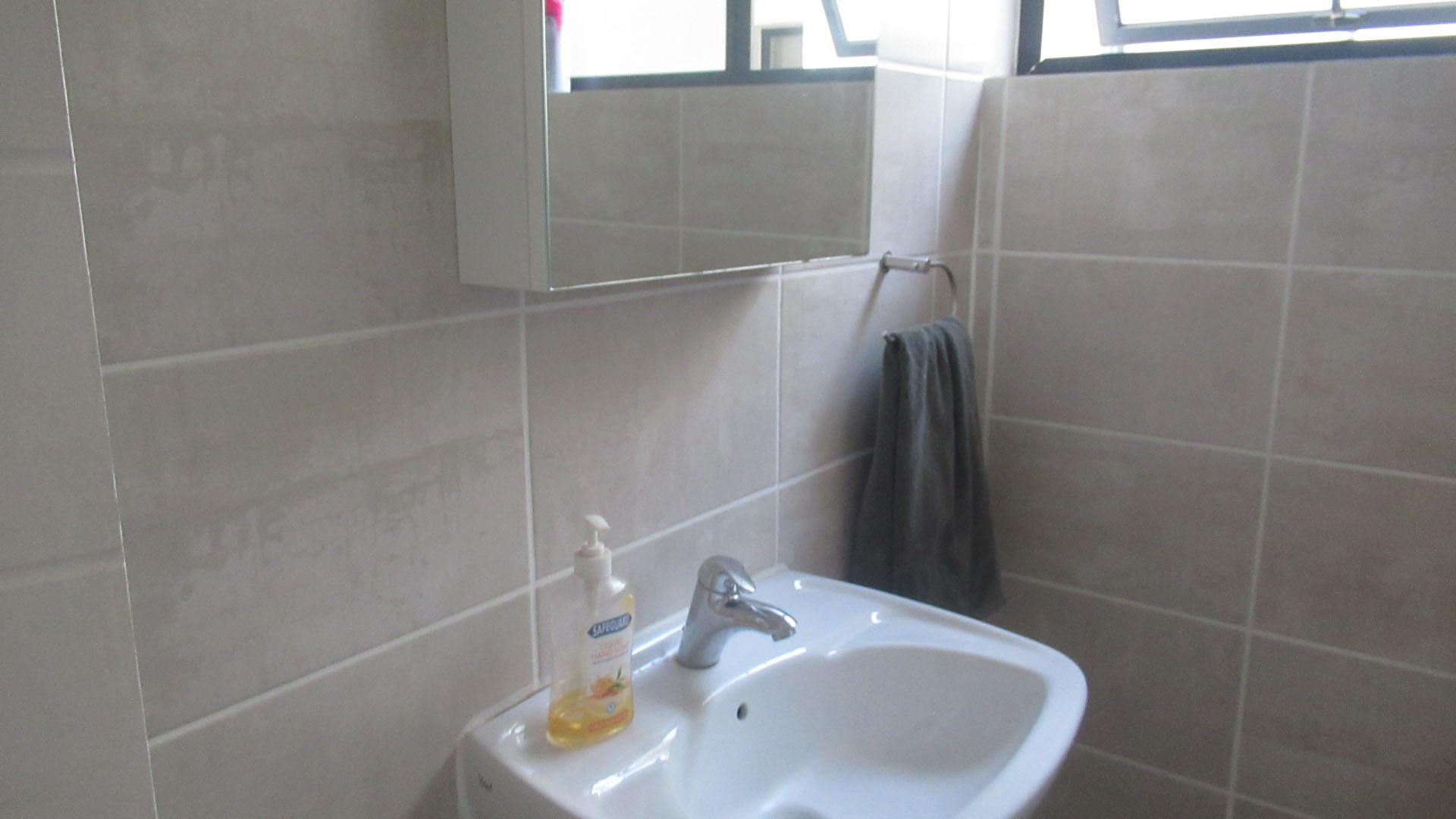 Bathroom 1 - 5 square meters of property in Glen Erasmia Boulevard