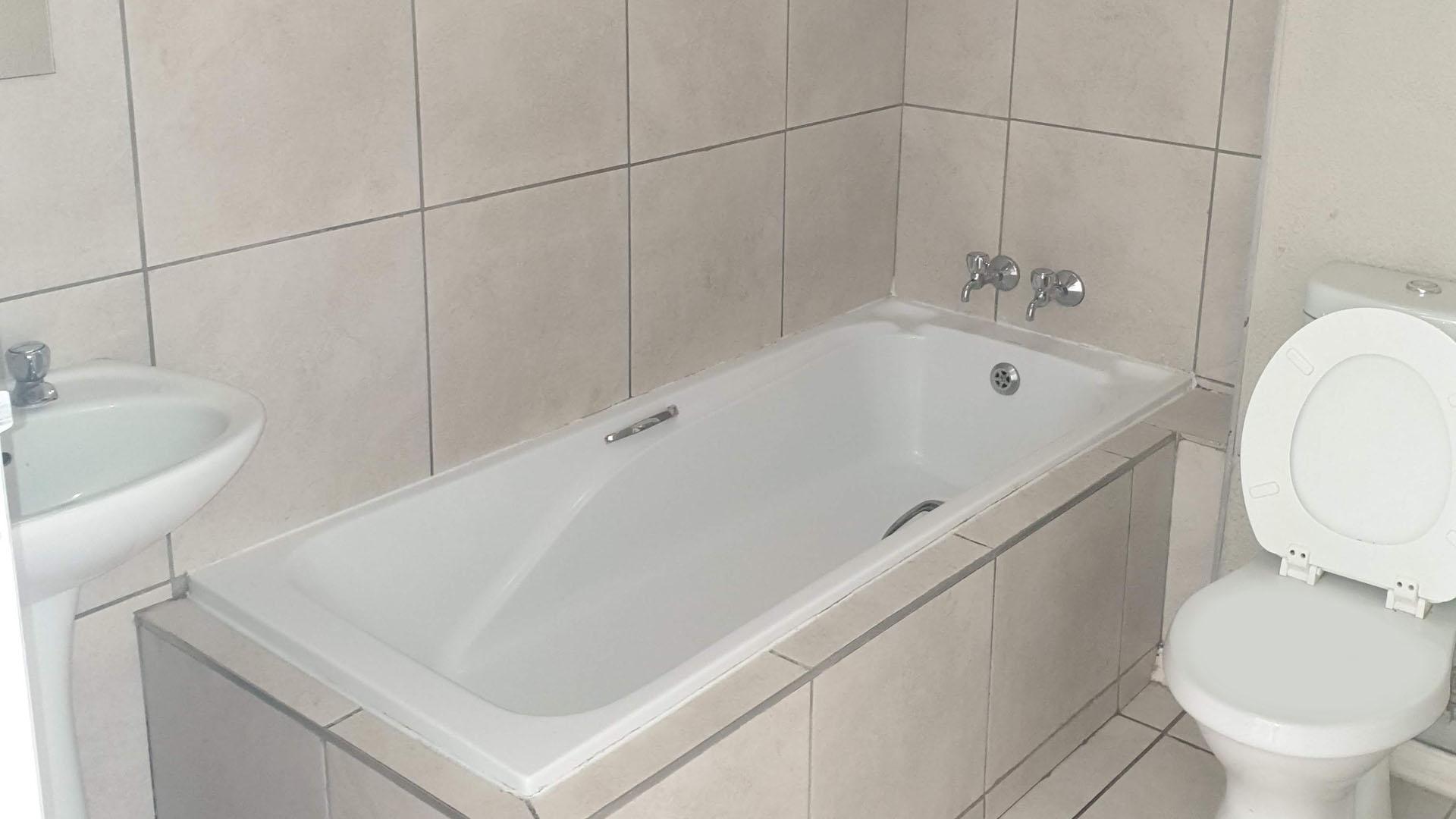 Bathroom 1 - 5 square meters of property in The Orchards