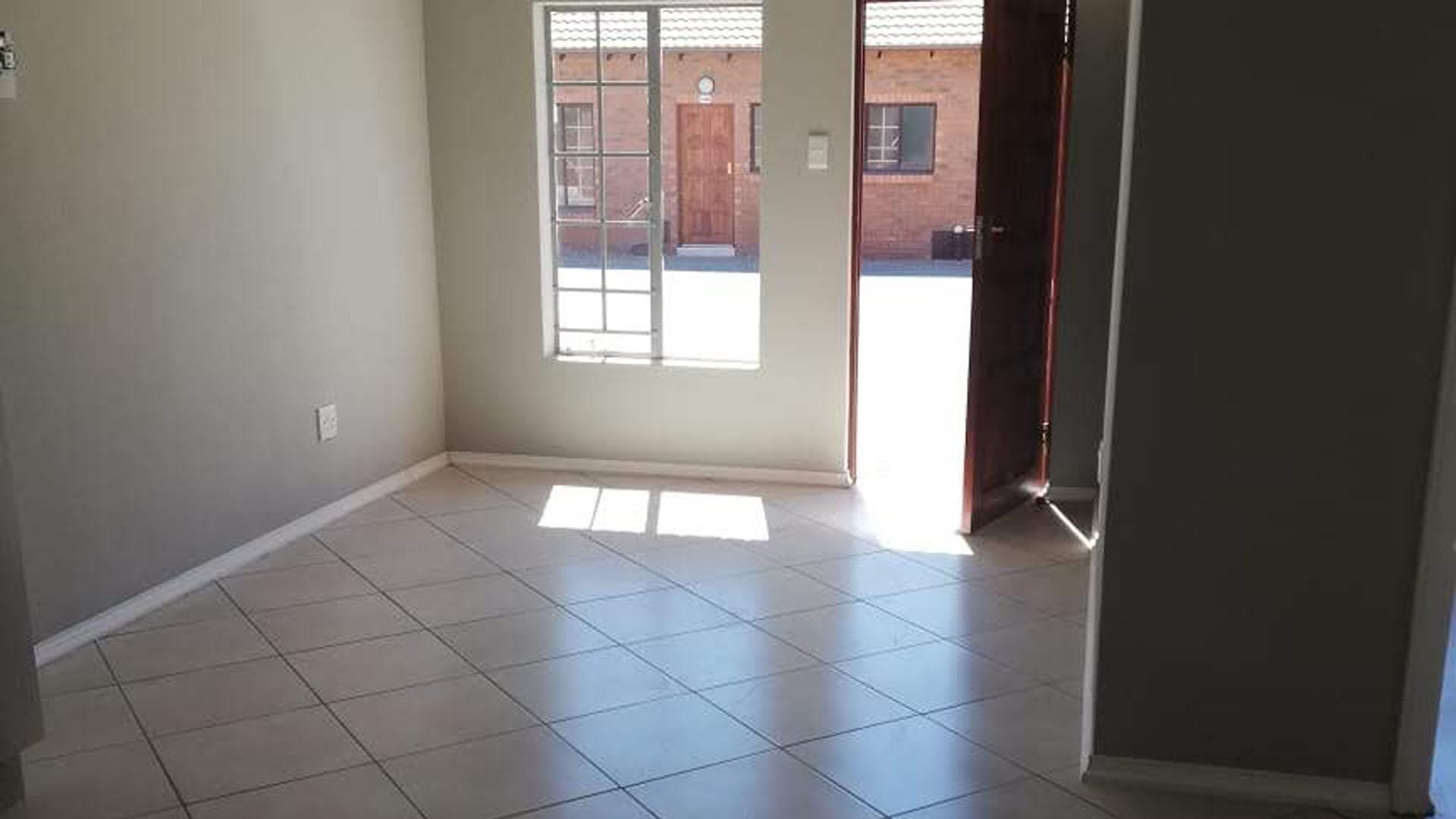 Lounges - 6 square meters of property in The Orchards