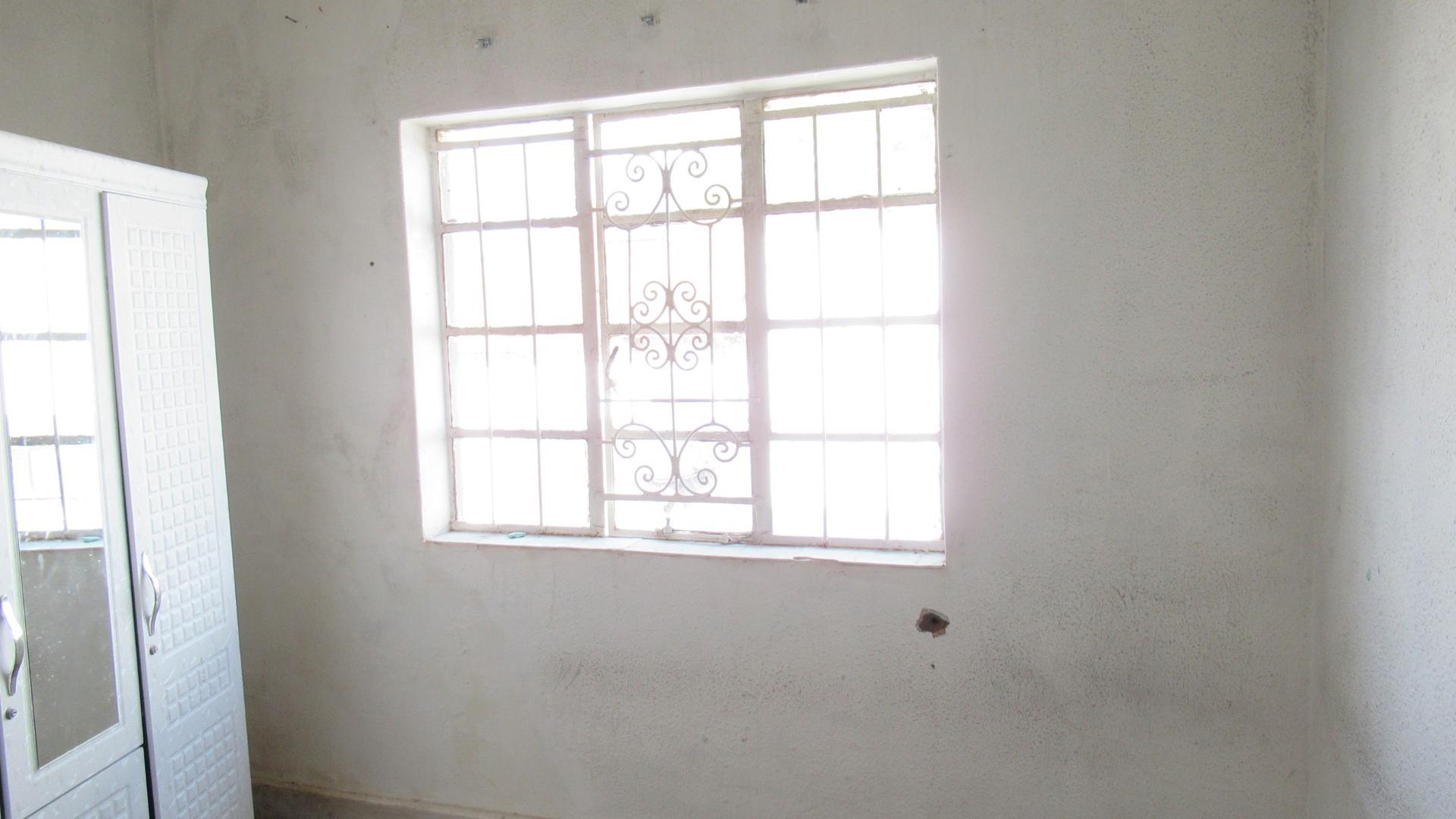 Bed Room 1 of property in Vrededorp