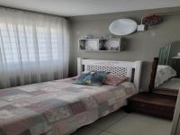 Bed Room 1 - 11 square meters of property in Bonaero Park