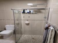 Main Bathroom - 4 square meters of property in Bonaero Park