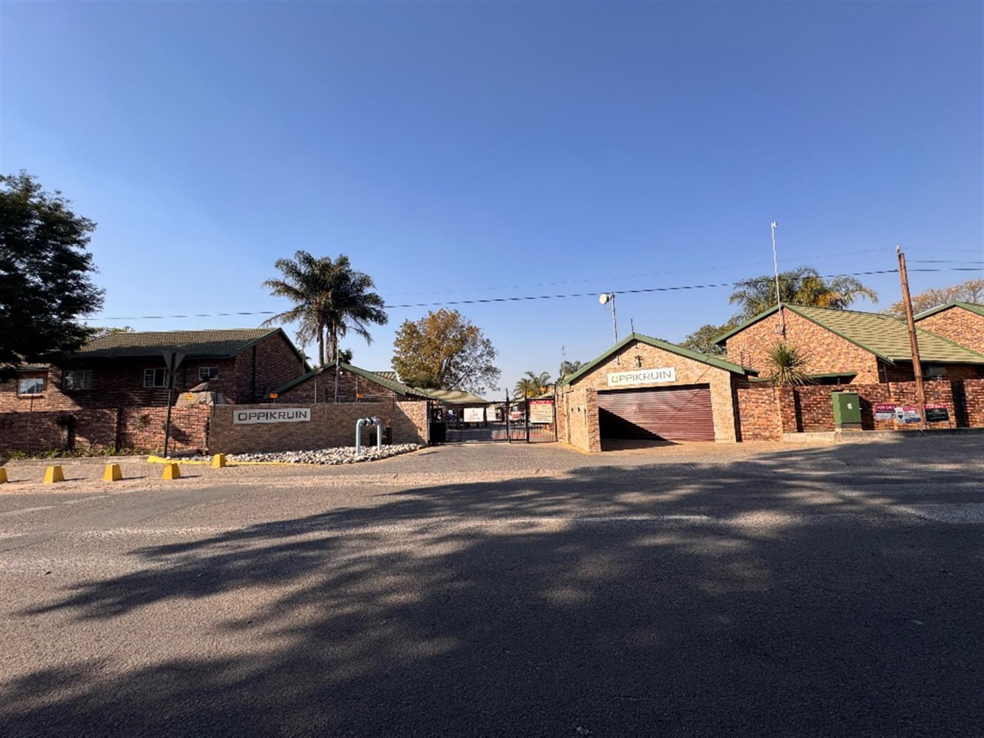 Front View of property in Glen Marais