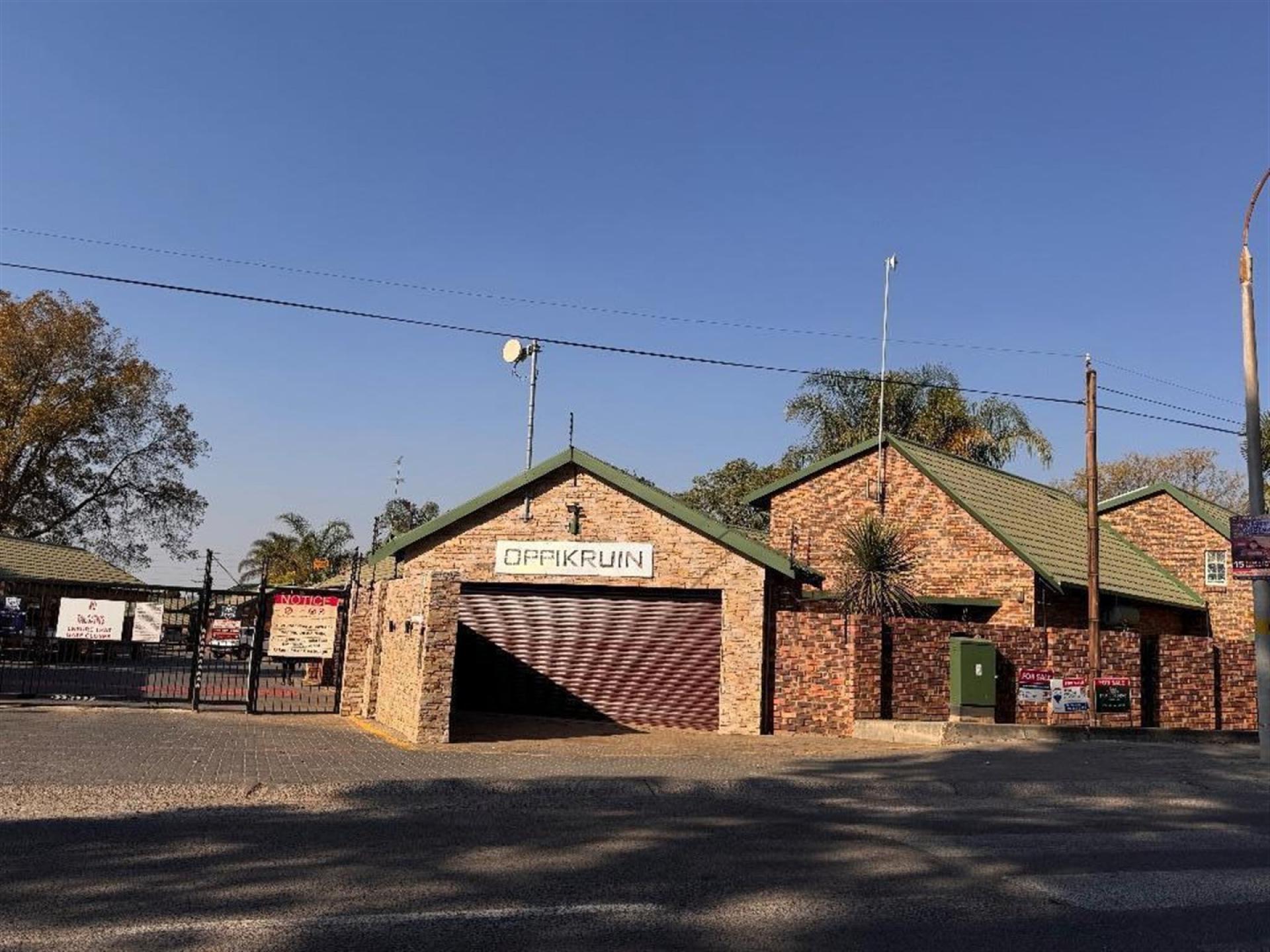 Front View of property in Glen Marais