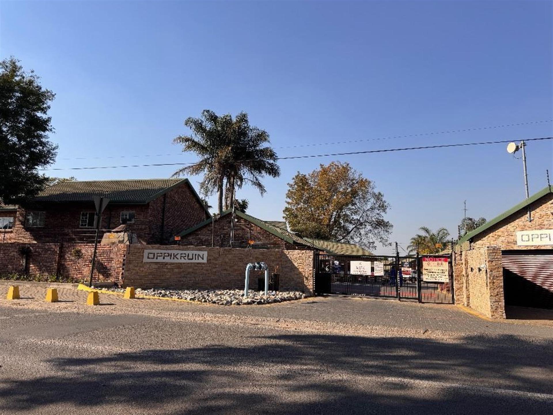 Front View of property in Glen Marais