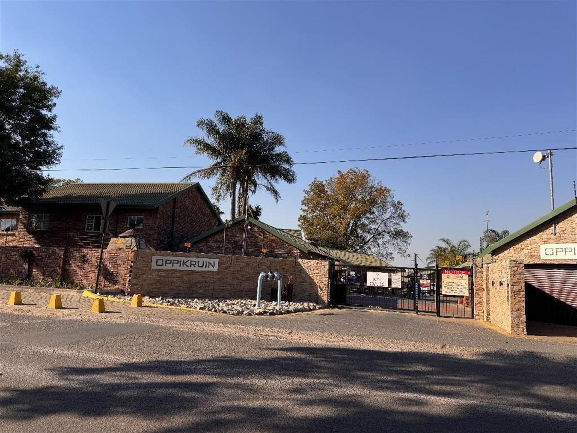Front View of property in Glen Marais