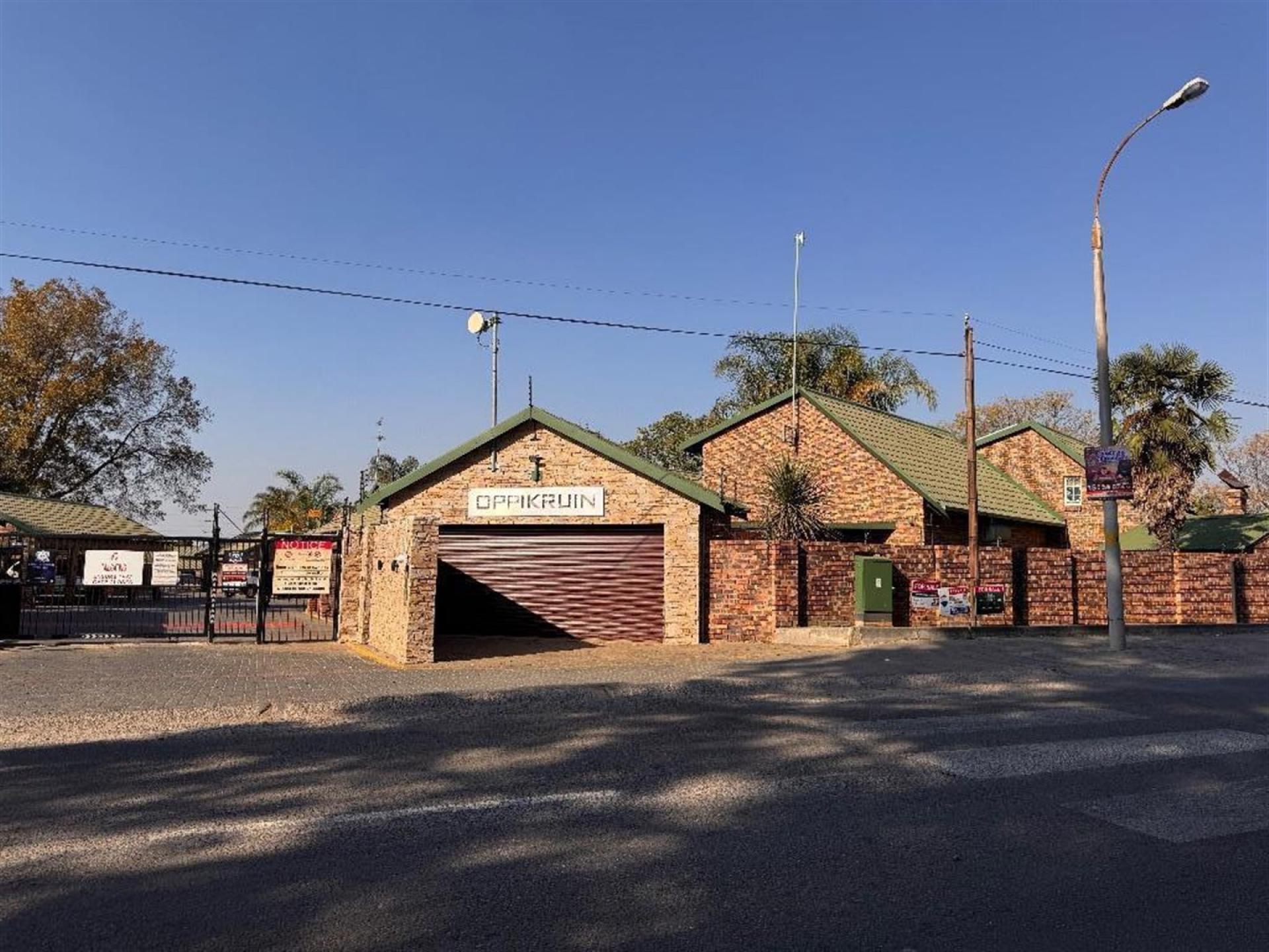 Front View of property in Glen Marais