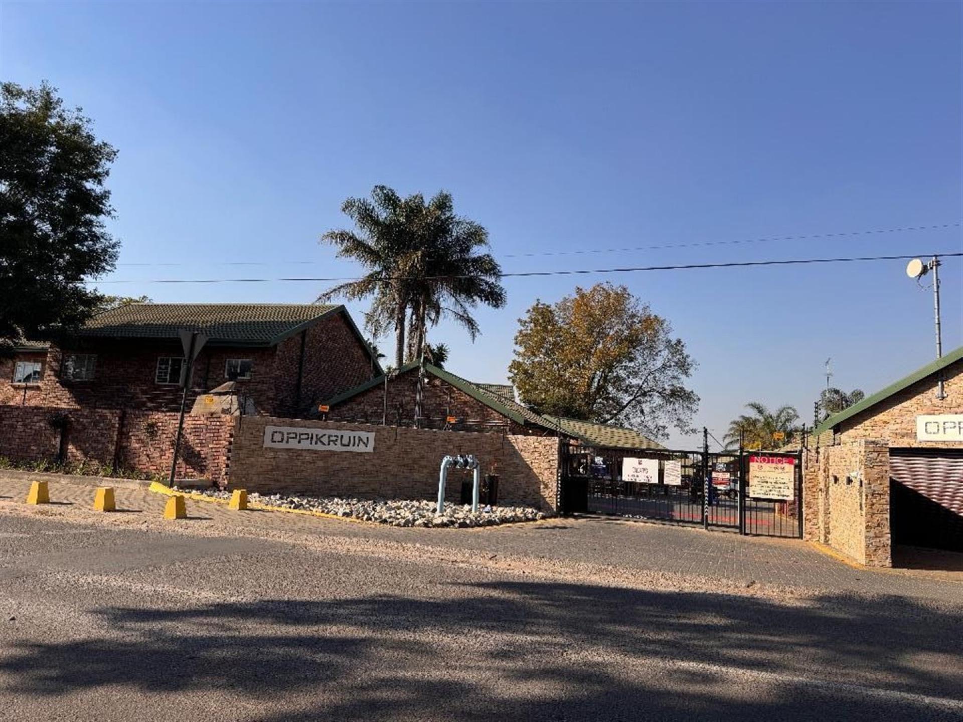 Front View of property in Glen Marais