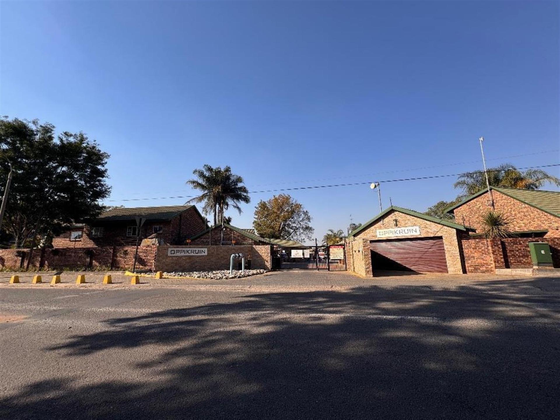 Front View of property in Glen Marais