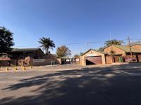 Front View of property in Glen Marais