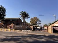 Front View of property in Glen Marais
