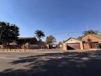 Front View of property in Glen Marais