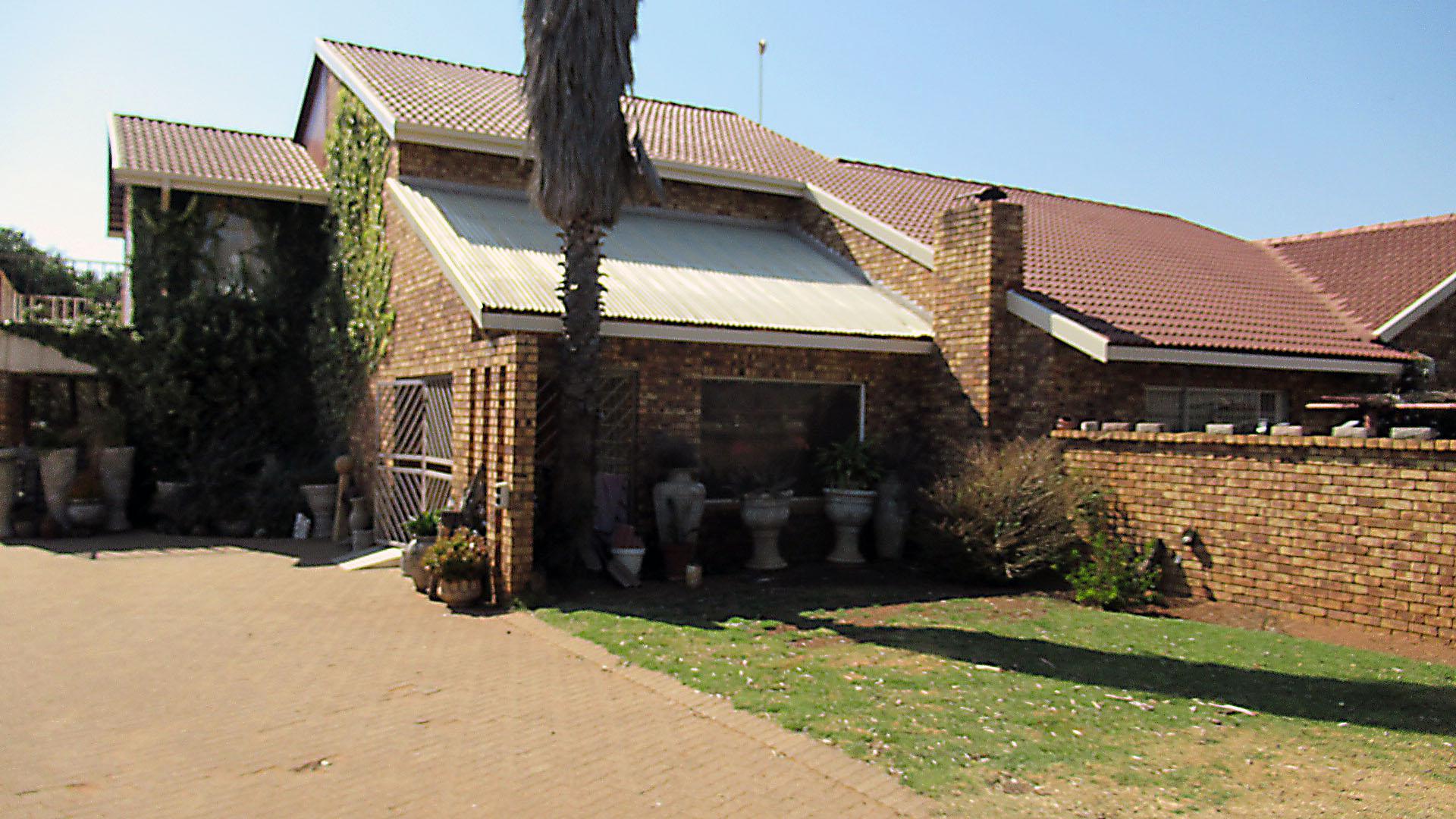 Front View of property in Middelburg - MP