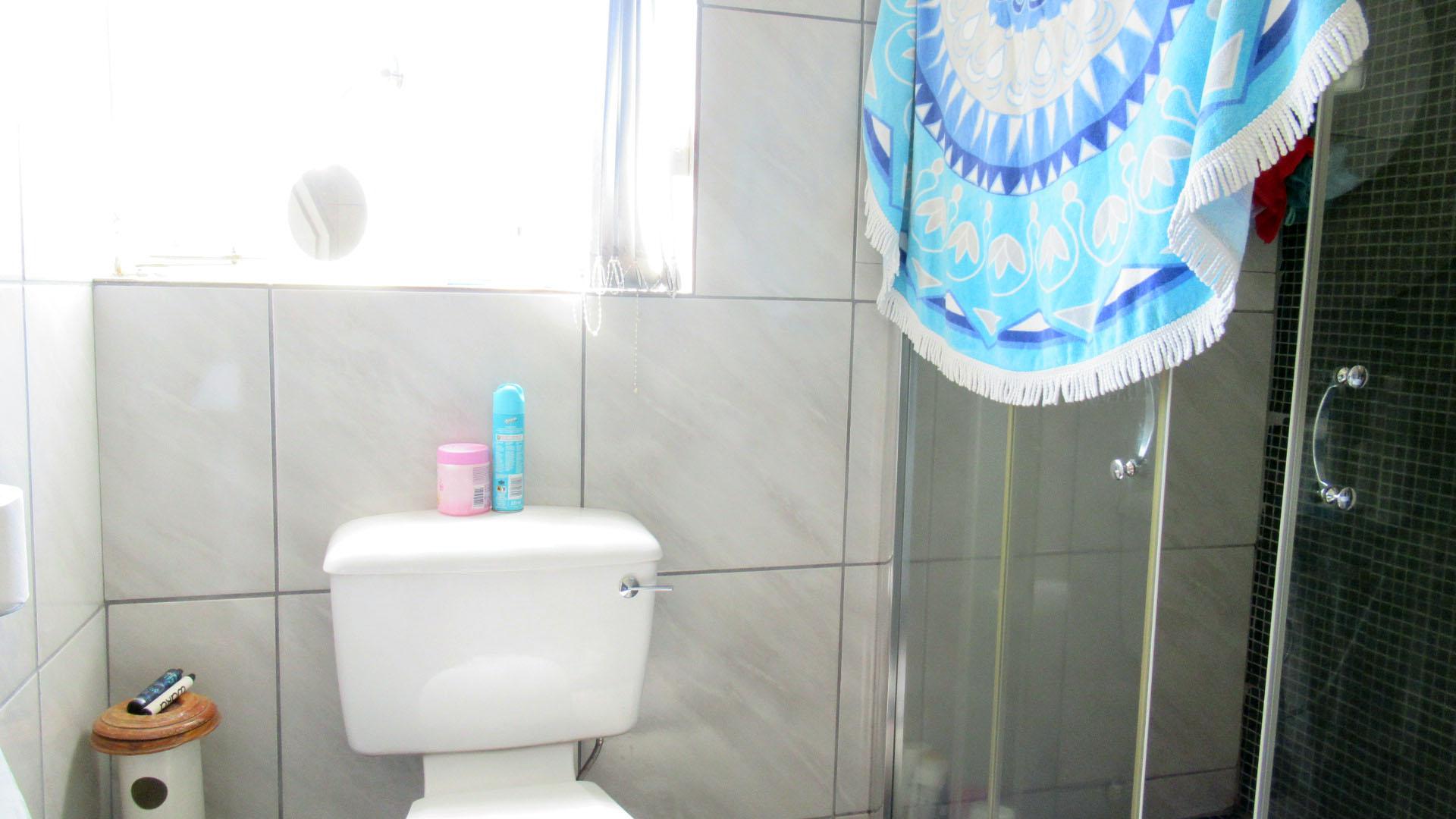 Bathroom 3+ - 57 square meters of property in Middelburg - MP