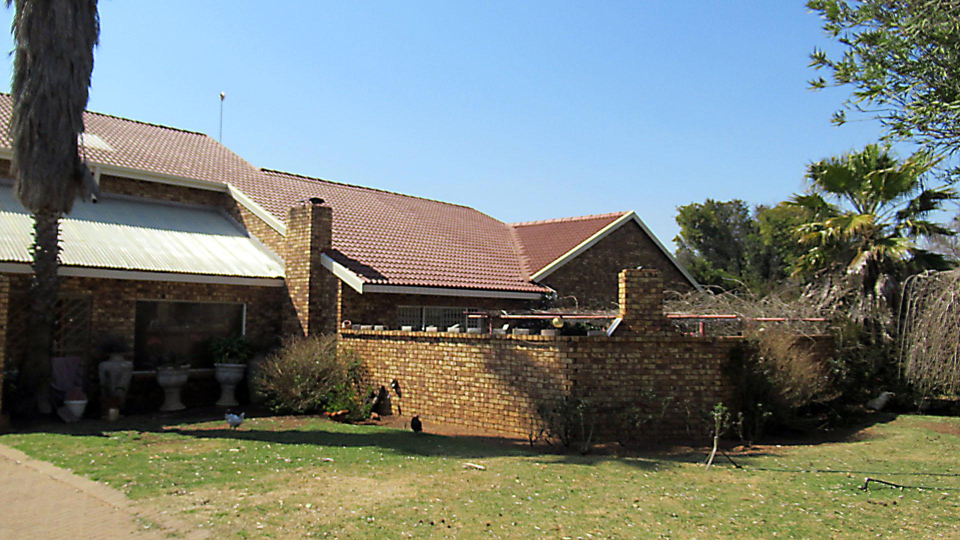 Front View of property in Middelburg - MP