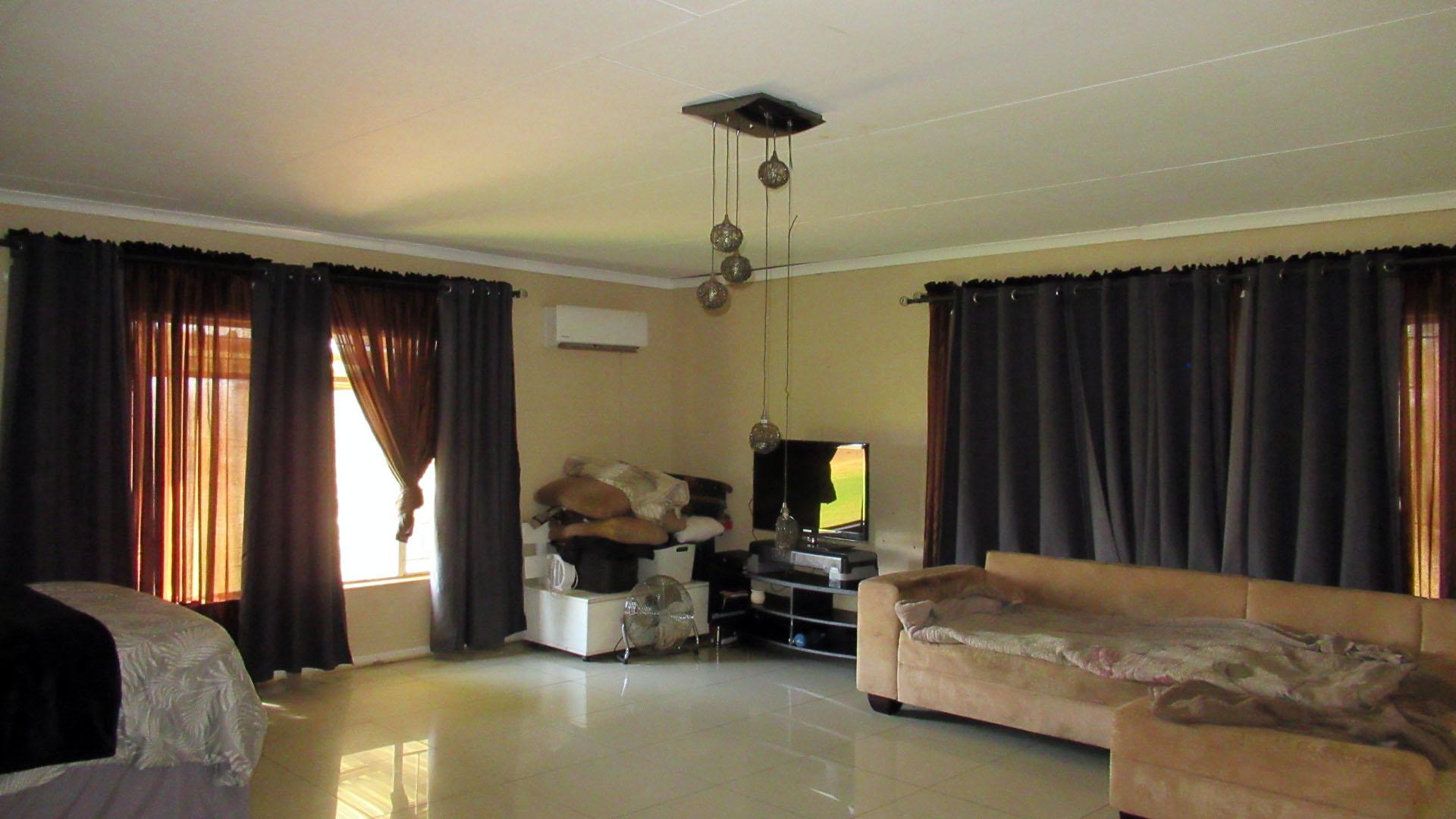 Bed Room 5+ - 155 square meters of property in Middelburg - MP
