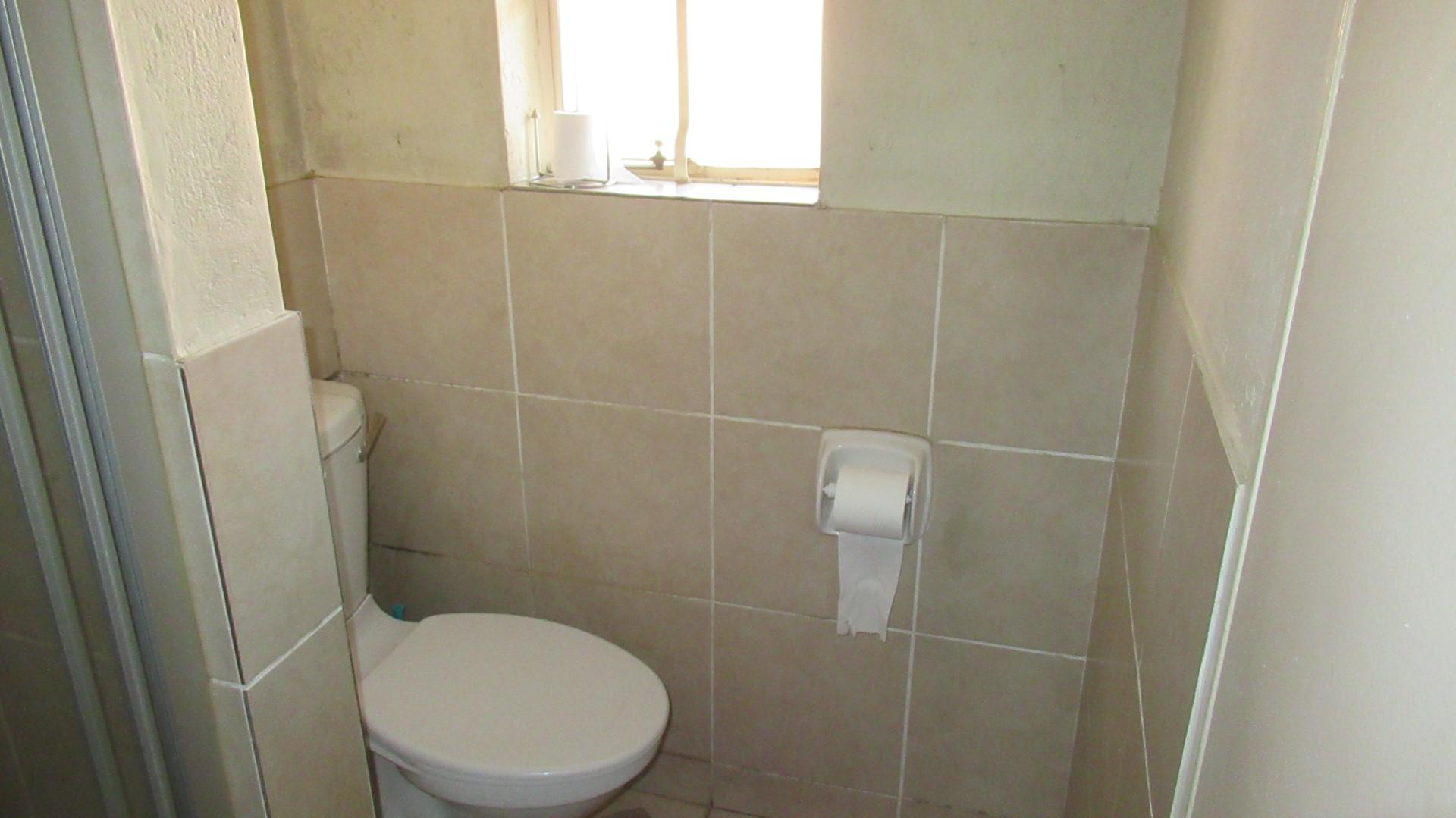 Bathroom 1 - 7 square meters of property in Comet