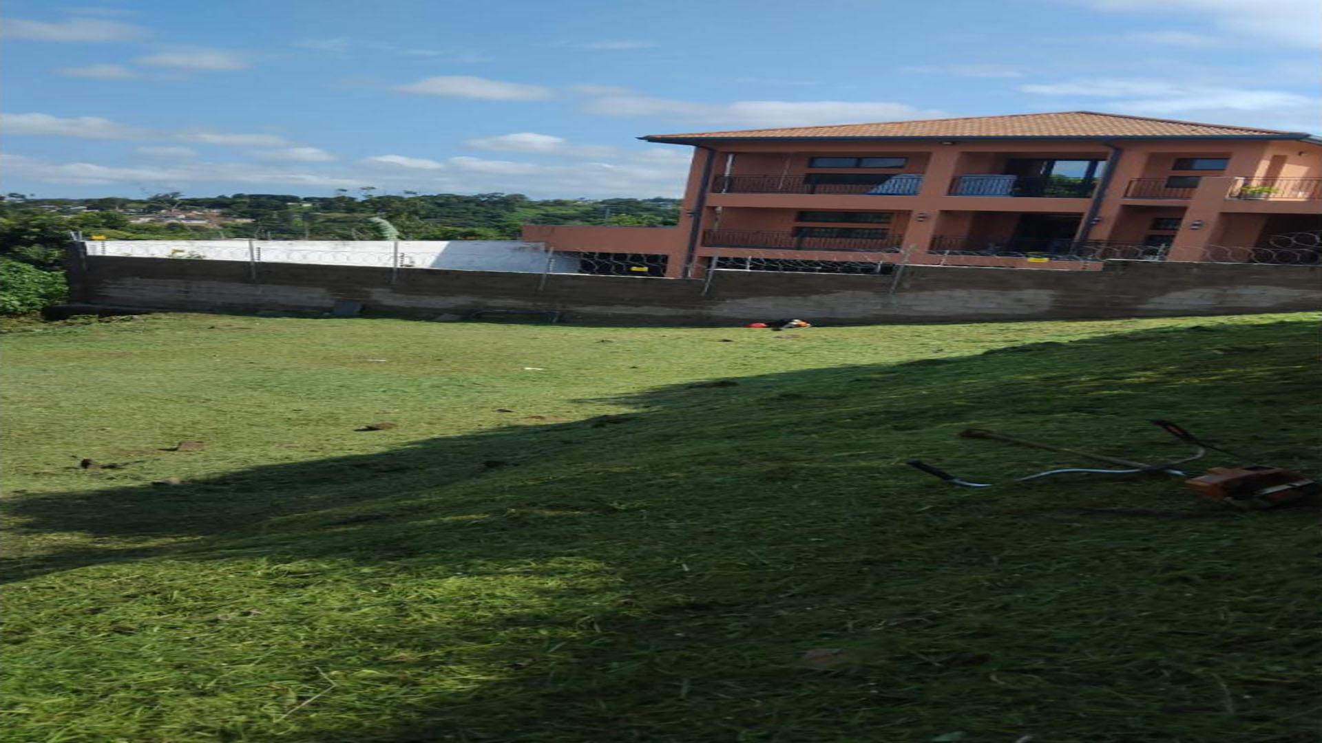 Spaces of property in Escombe 