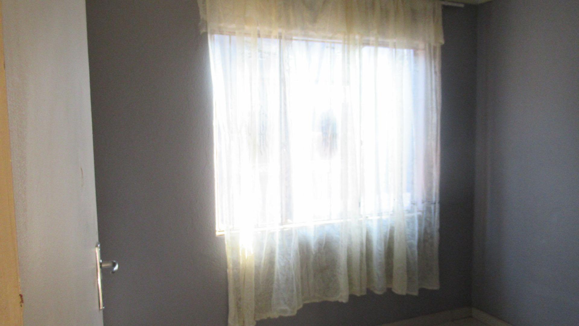 Bed Room 2 - 24 square meters of property in Protea Glen