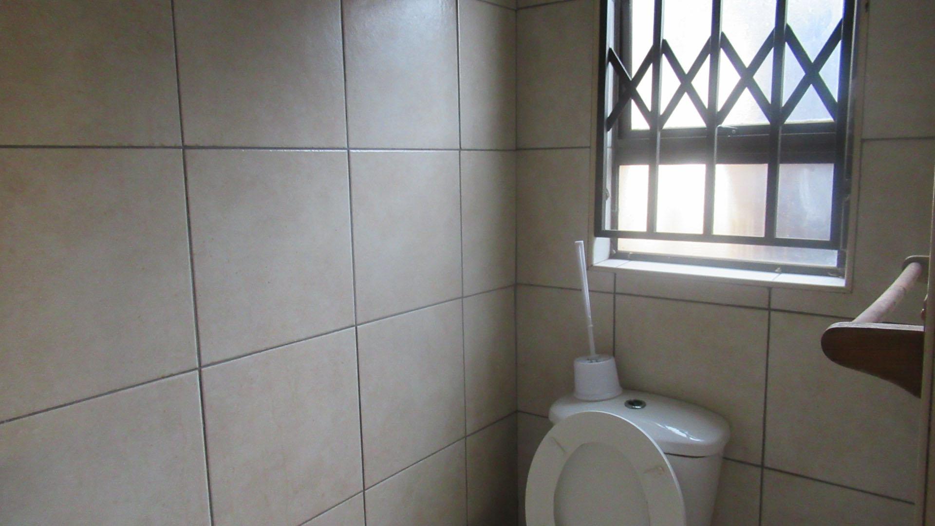 Bathroom 1 - 8 square meters of property in Protea Glen