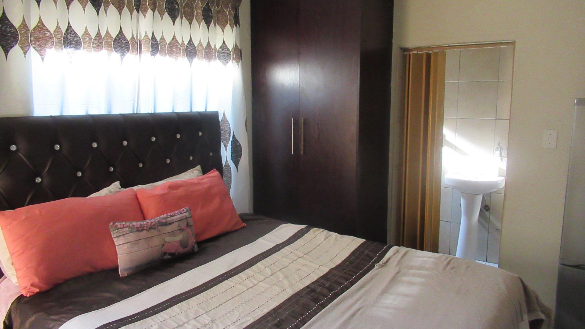 Bed Room 2 - 24 square meters of property in Protea Glen