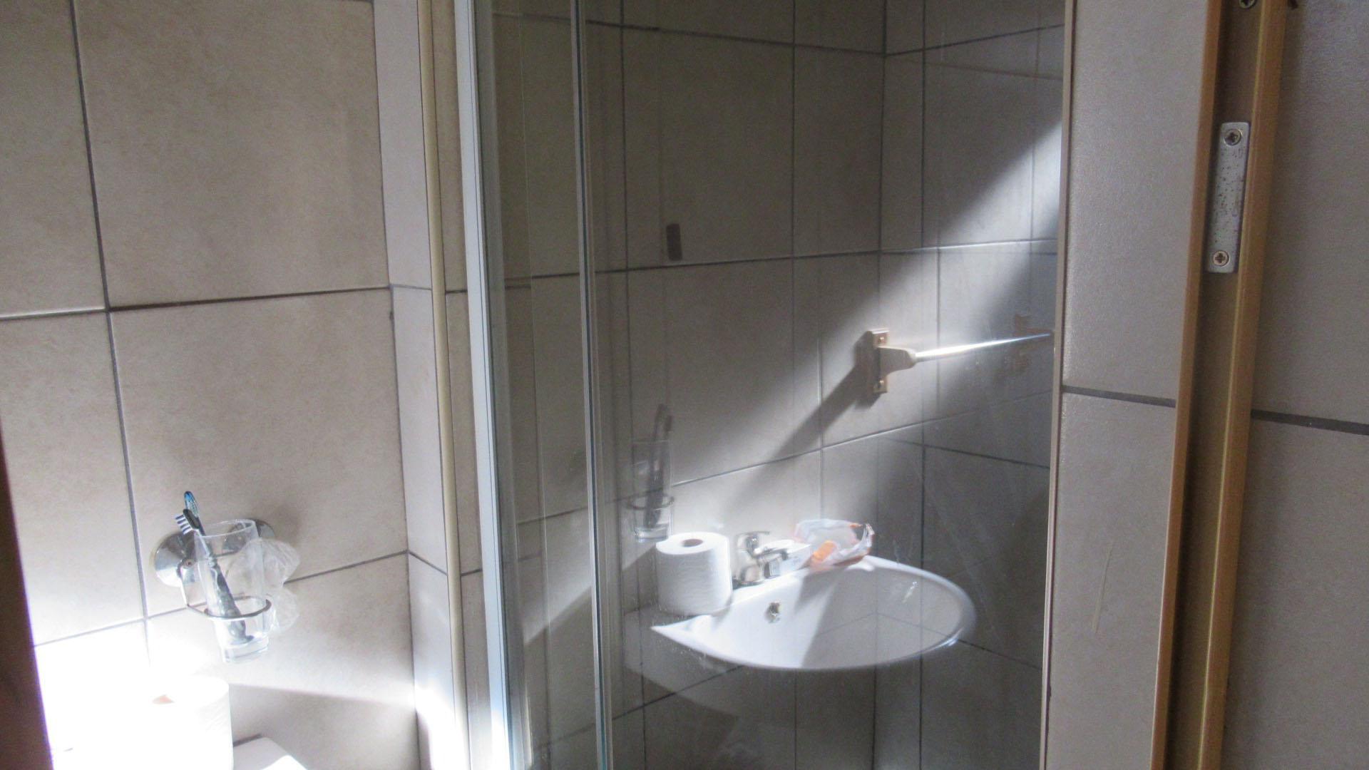 Bathroom 2 - 4 square meters of property in Protea Glen