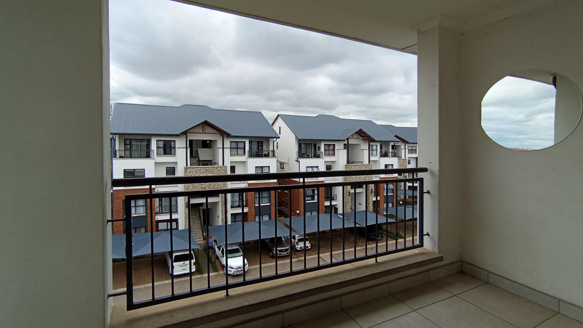 Balcony - 13 square meters of property in Zwartkoppies