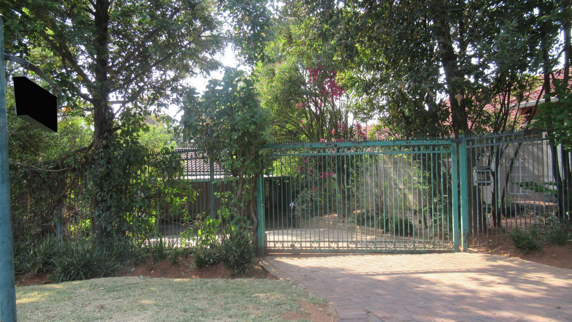 Front View of property in Linden