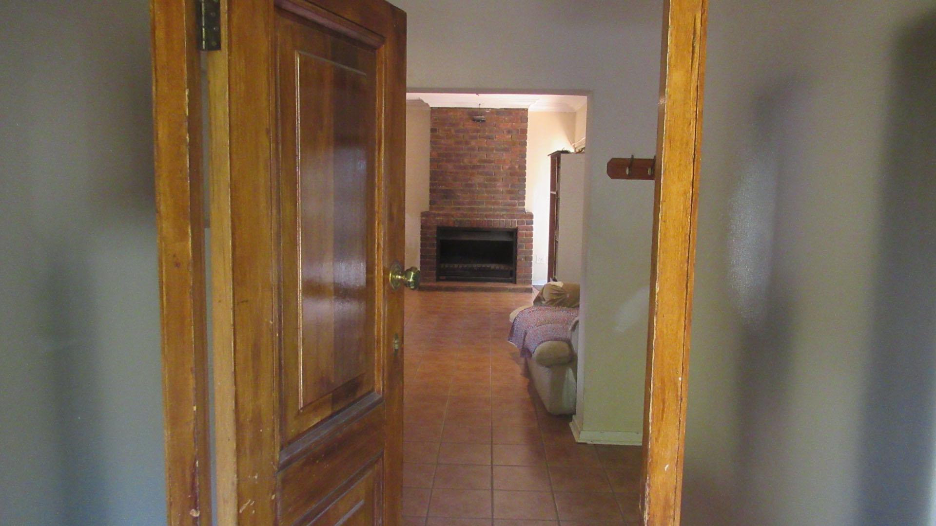 Front View of property in Linden