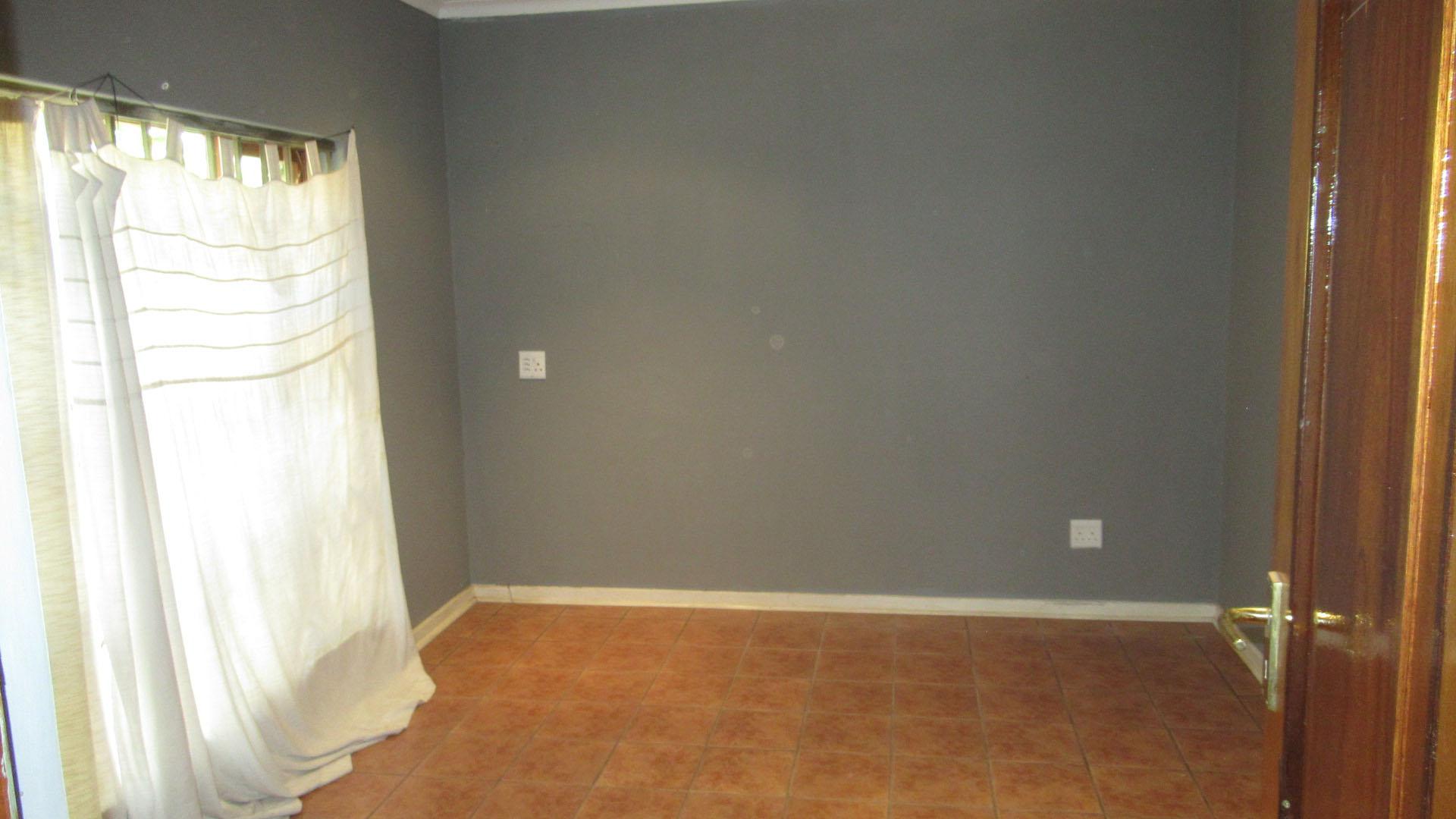 Bed Room 1 - 14 square meters of property in Linden