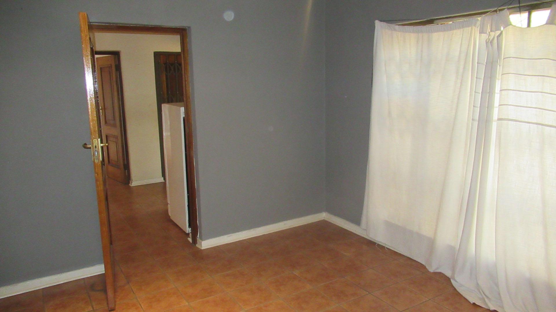 Bed Room 1 - 14 square meters of property in Linden