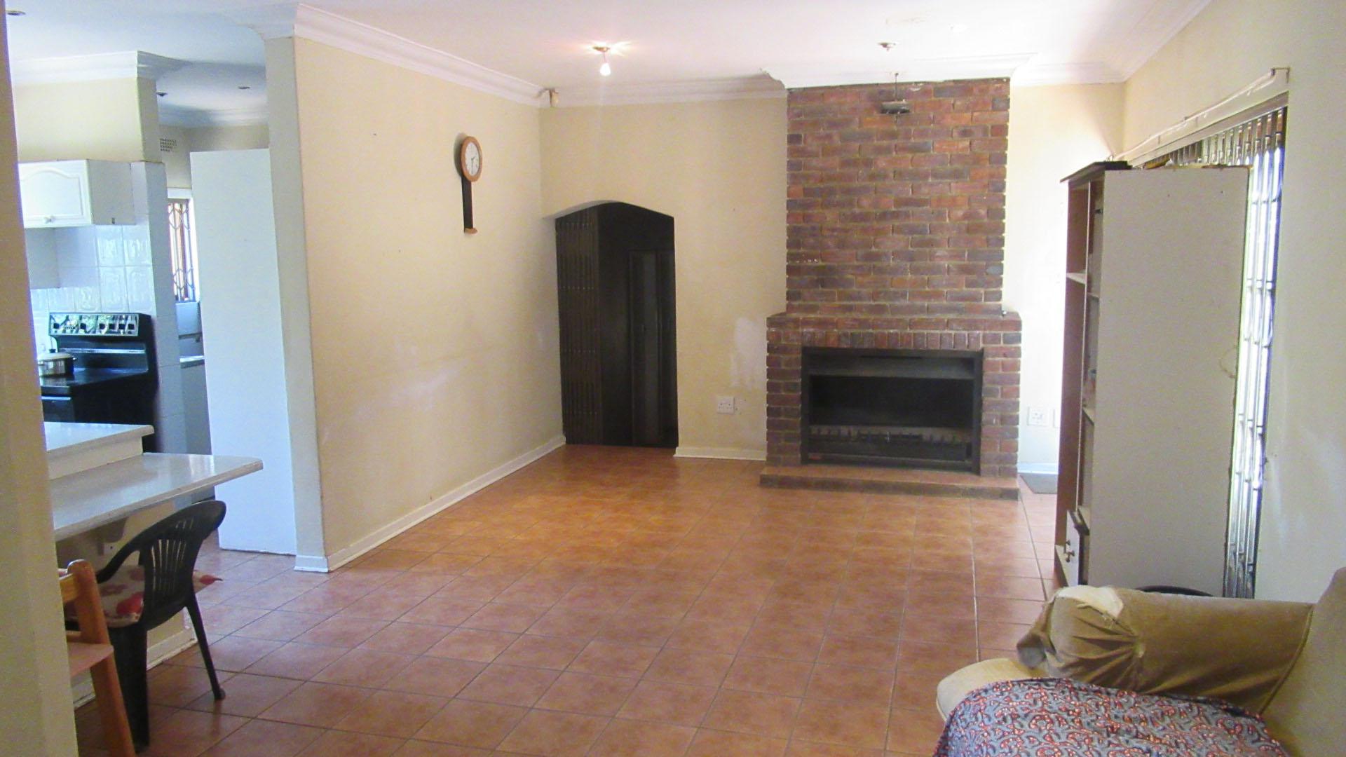 Lounges - 77 square meters of property in Linden