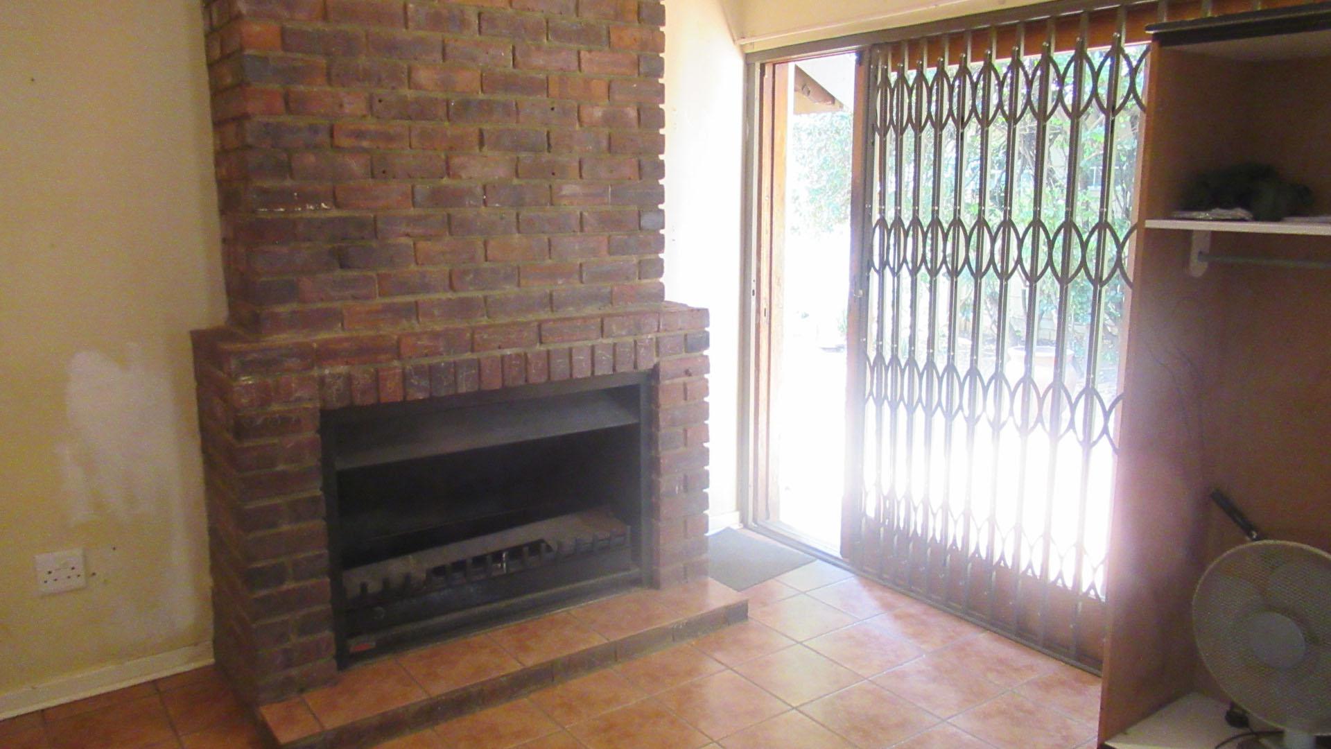 Lounges - 77 square meters of property in Linden