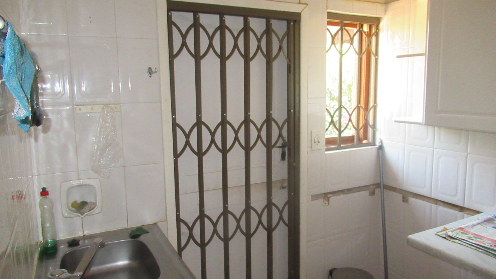 Scullery - 10 square meters of property in Linden