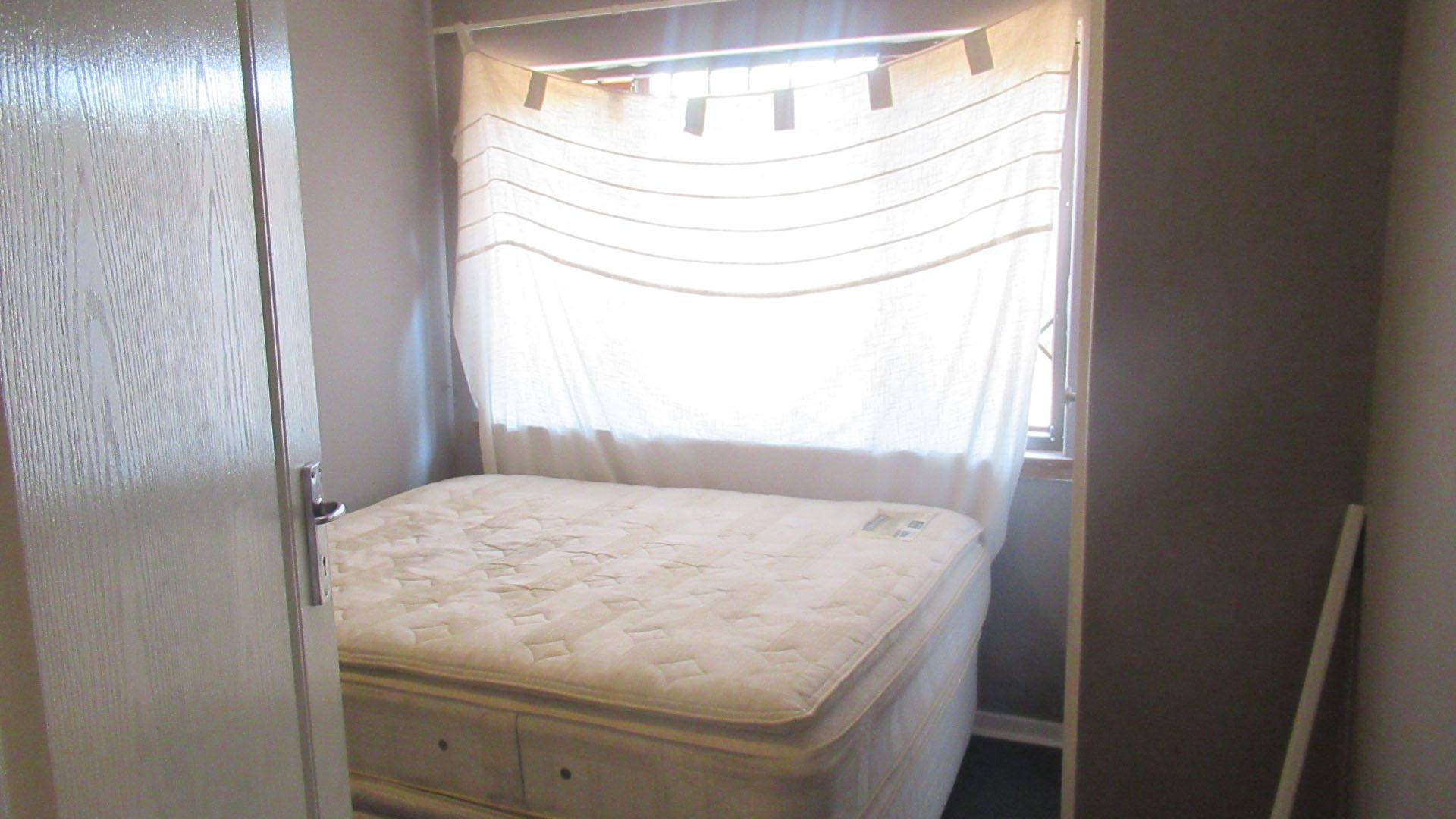 Bed Room 1 - 14 square meters of property in Linden