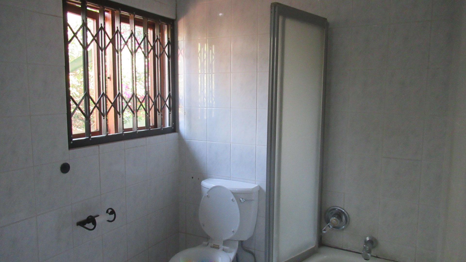 Bathroom 1 - 13 square meters of property in Linden