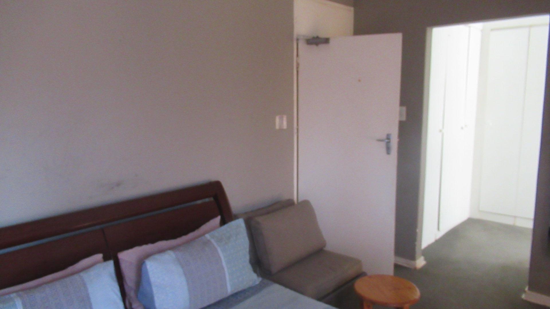 Main Bedroom - 22 square meters of property in Linden