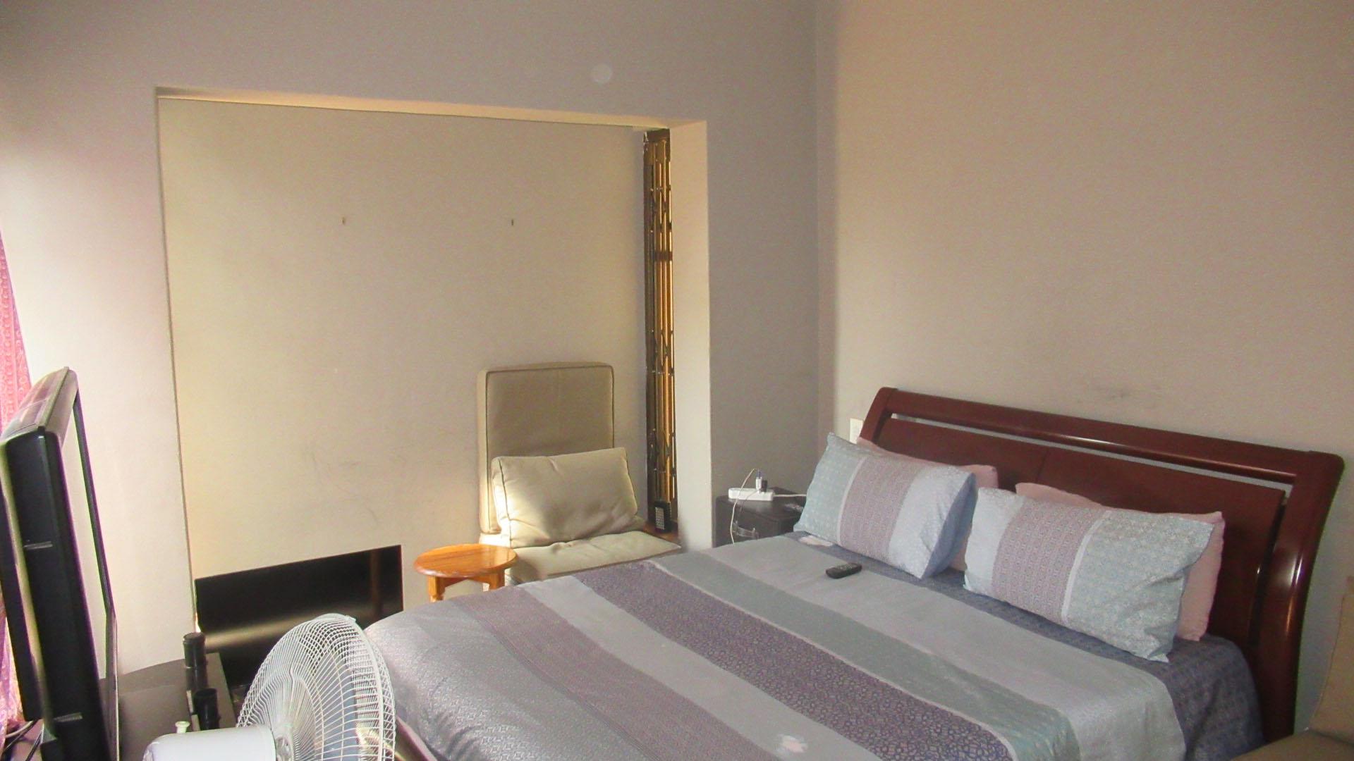 Main Bedroom - 22 square meters of property in Linden