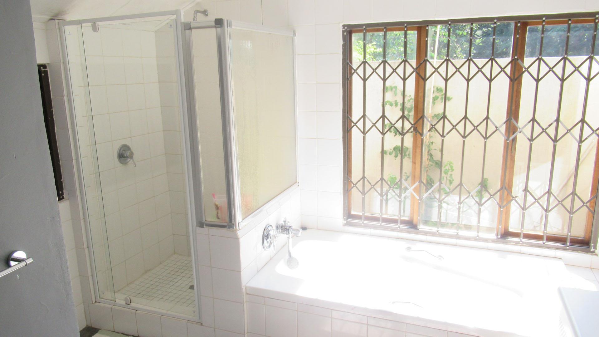 Main Bathroom - 14 square meters of property in Linden